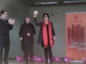 La professora Mercè Ximeno rep el primer premi Neus Gràcia.