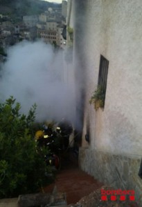 Incendi en un habitatge de la Vilella Baixa. Foto: BOMBERS