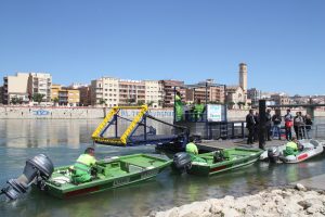 Pla obert de l'embarcació que talla i recull algues del riu Ebre, durant l'acte de presentació institucional a l'embarcador de Tortosa, al riu Ebre, aquest 19 de maig de 2016. (Horitzontal)